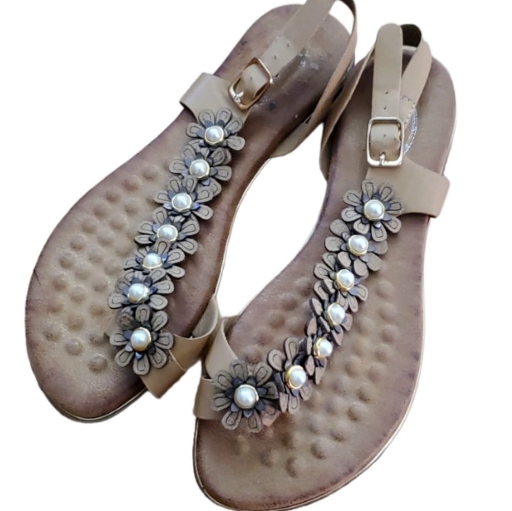 Atalina Womans Tan Floral‎ Buckle Sandals Size 6.5